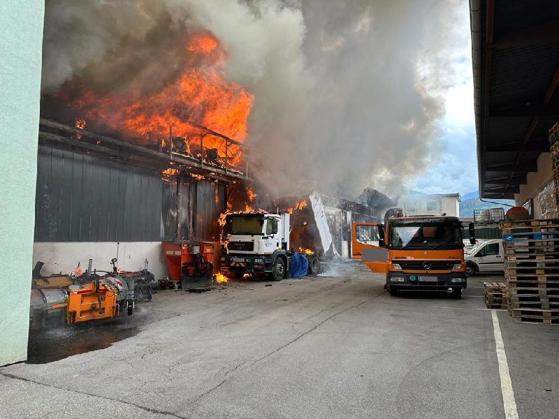 Vollbrand einer Lagerhalle (Bild 4)